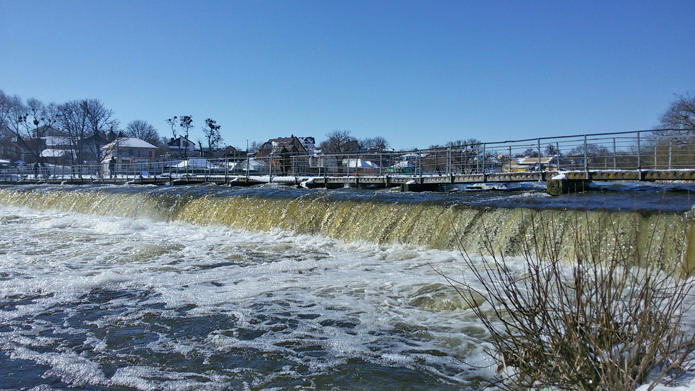Природня промивка водосховищ на річці Рось