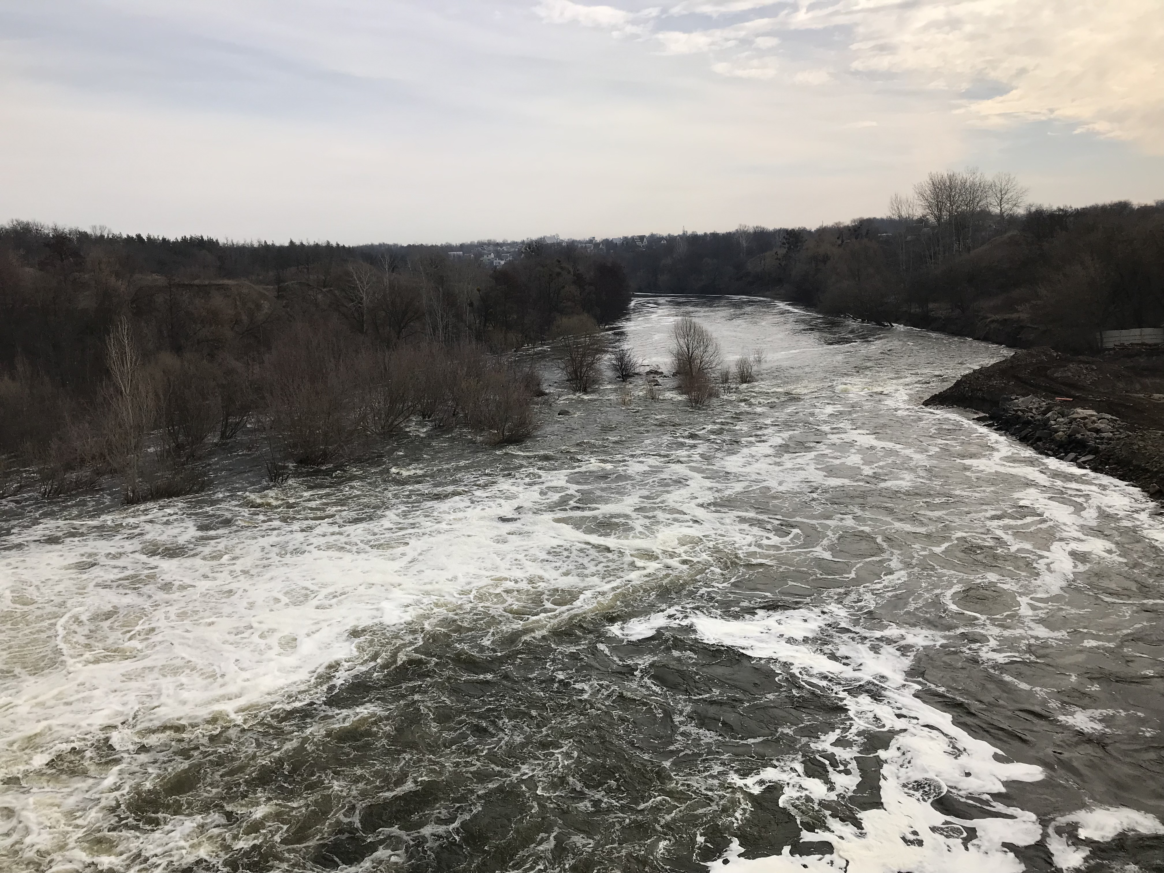 Розпочалася весняна промивка водосховищ на річці Рось