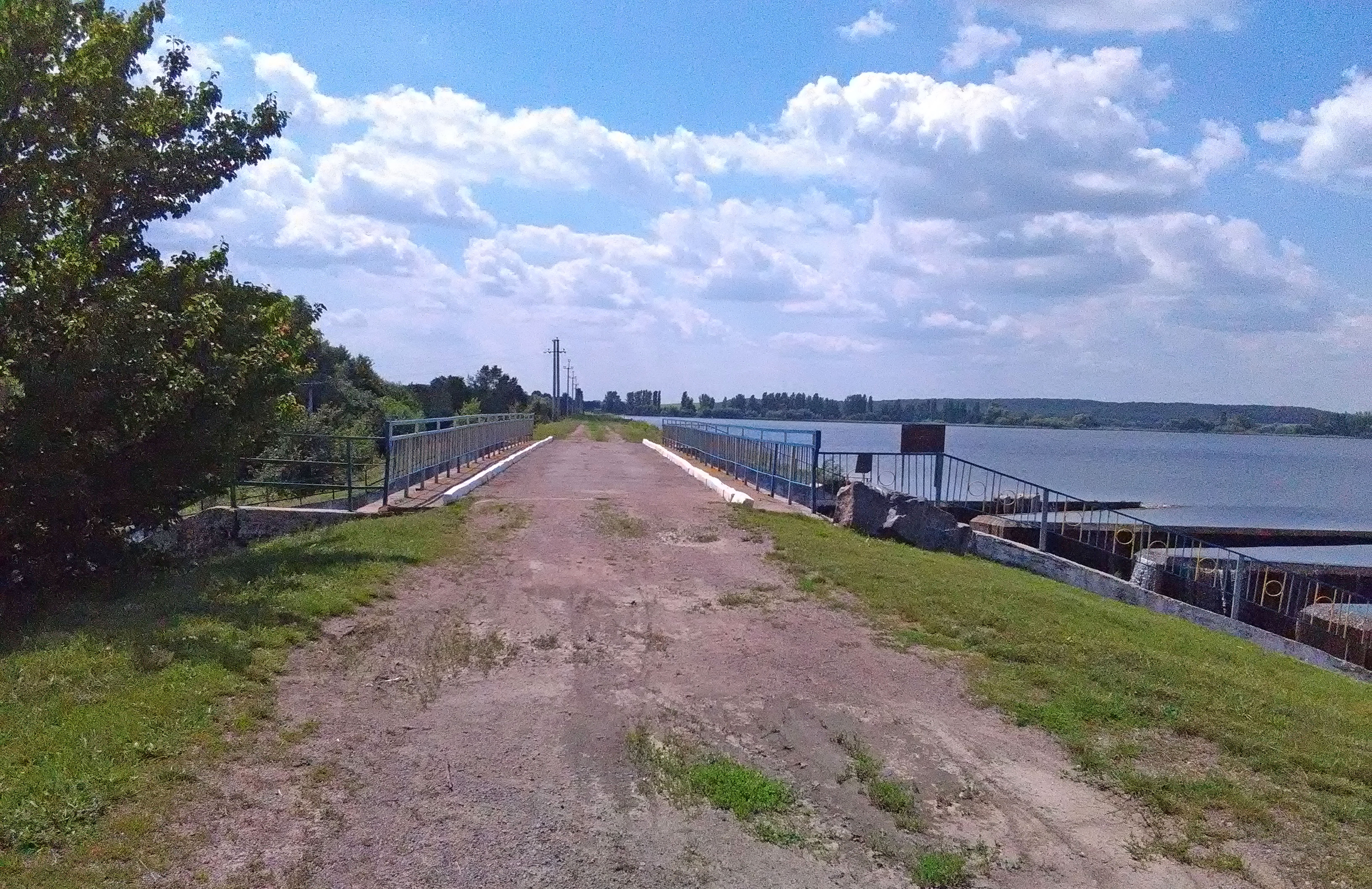 Виконання доглядових робіт на Косівському водосховищі